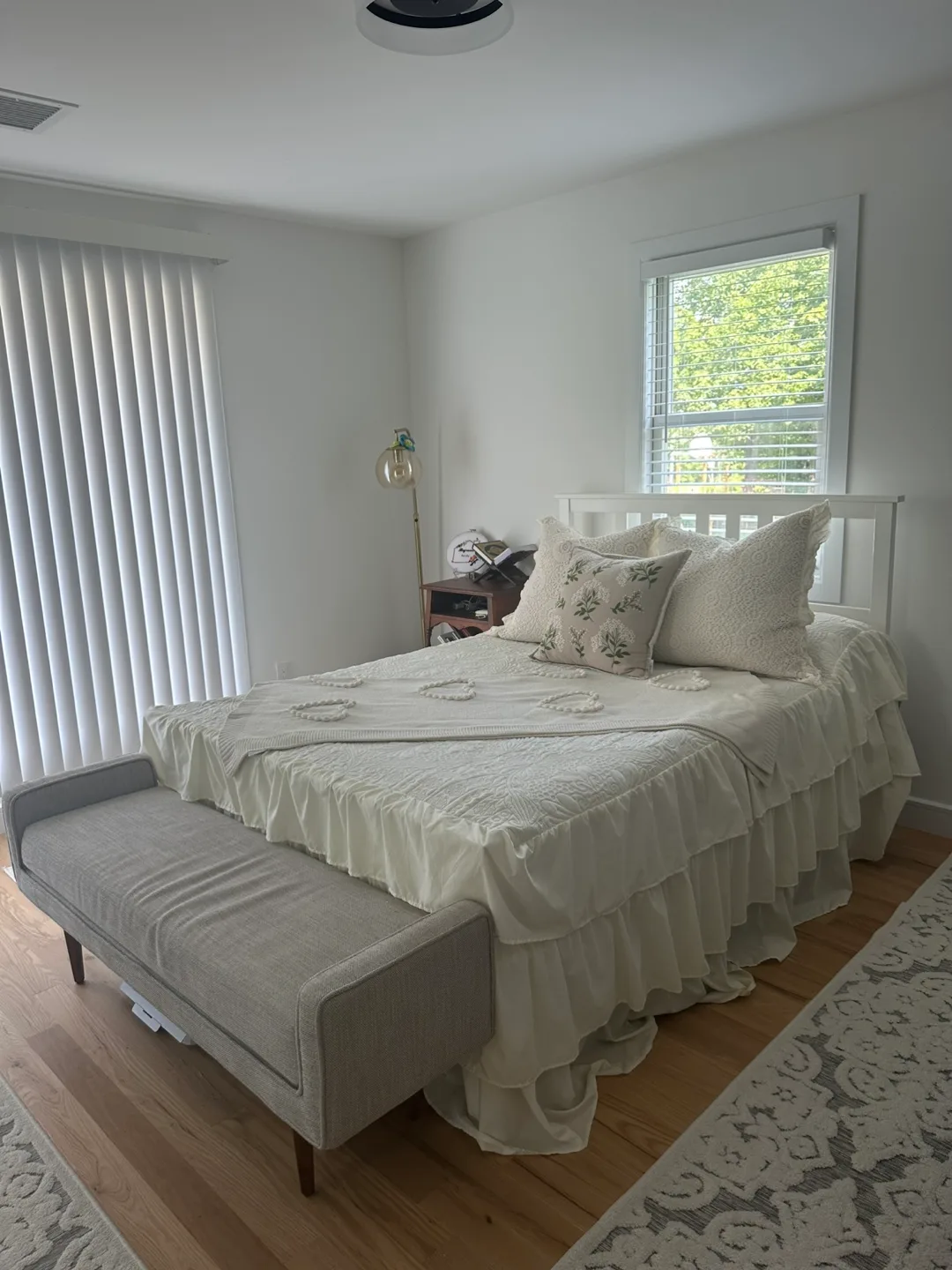 White Bed and mattress image indicator(2)