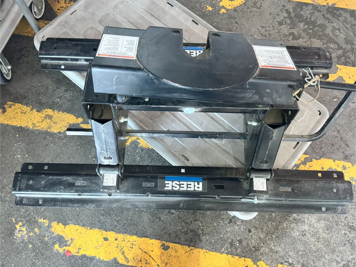 Reese PRO 16K Fifth Wheel Hitch image indicator(4)