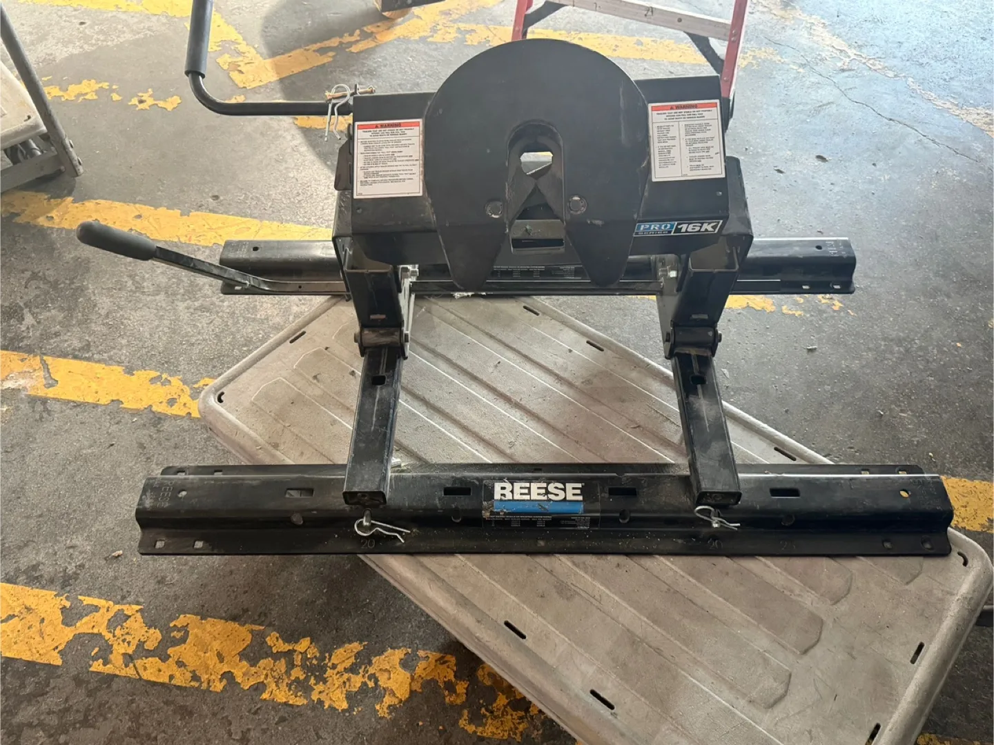 Reese PRO 16K Fifth Wheel Hitch image indicator(2)