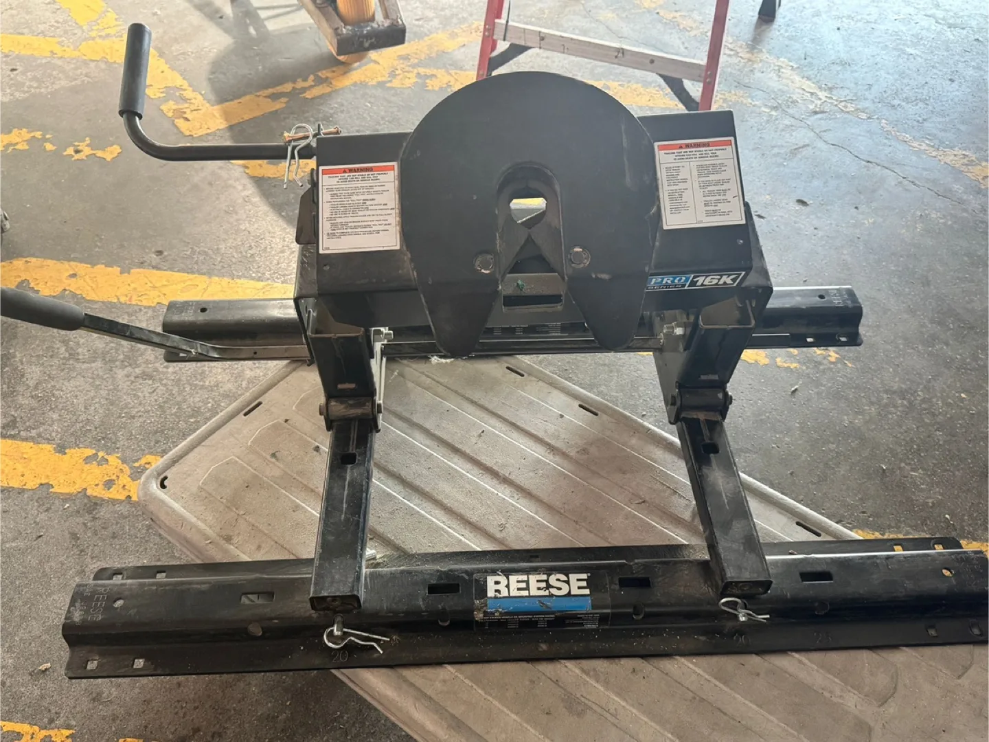 Reese PRO 16K Fifth Wheel Hitch image indicator(3)