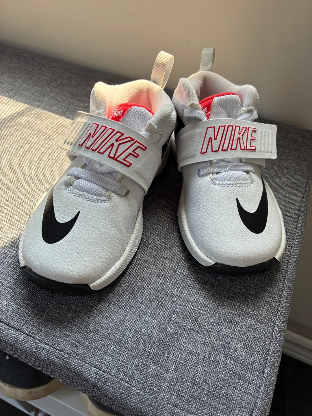 Toddler Nike shoes 9C thumbnail