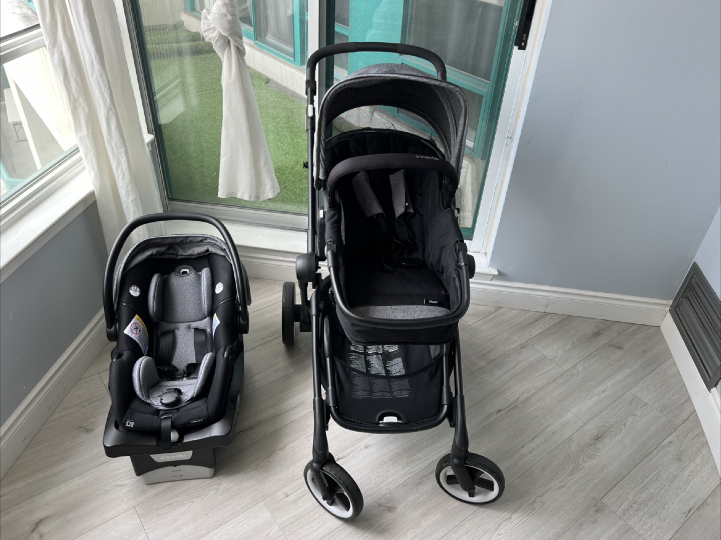 Evenflo Gold SensorSafe Pivot Xpand Car Seat & Stroller - photo 2