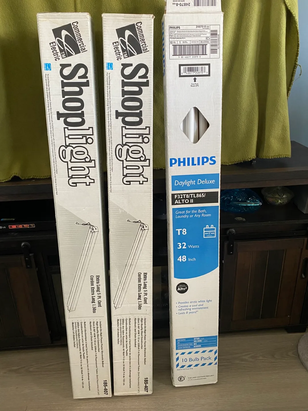 Commercial Electric Shoplight & Philips Daylight Deluxe Bulbs thumbnail