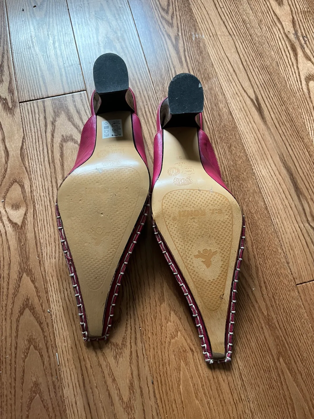 Selling my Aunt’s Vintage and Classic Shoes image indicator(7)