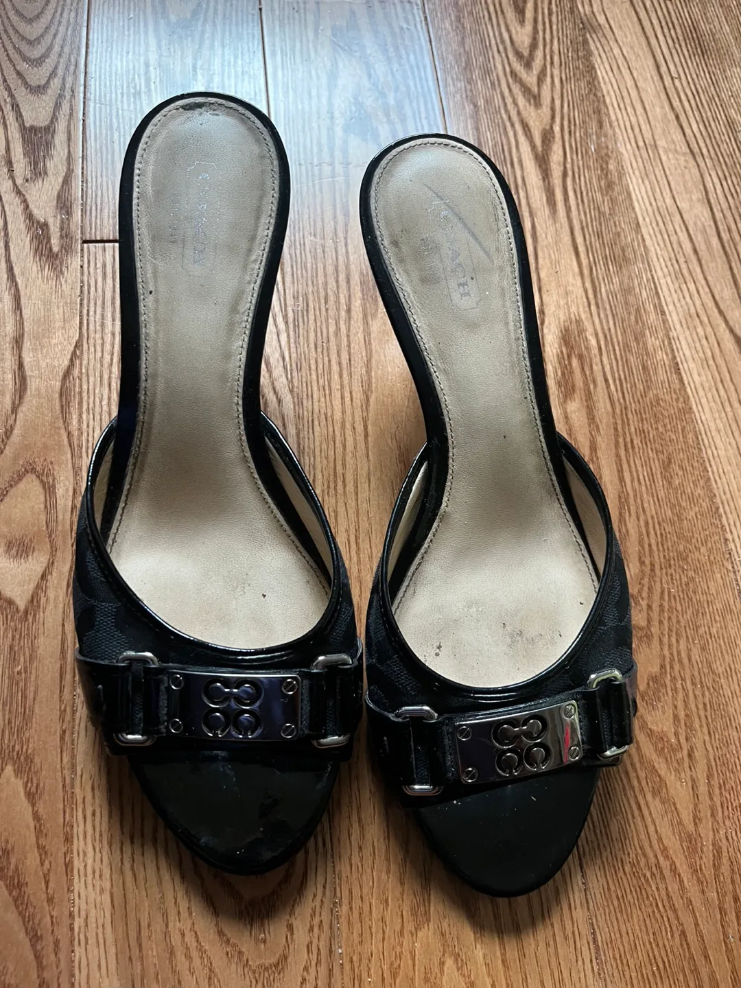 Selling my Aunt’s Vintage and Classic Shoes image indicator(3)