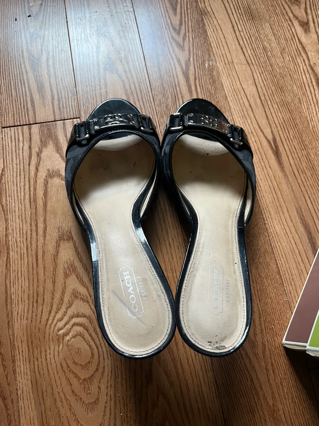 Selling my Aunt’s Vintage and Classic Shoes image indicator(2)