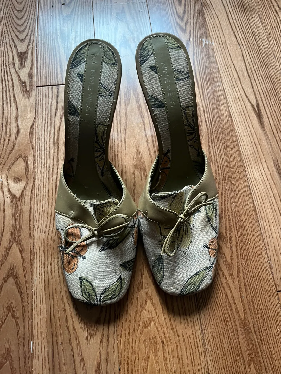 Selling my Aunt’s Vintage and Classic Shoes image indicator(5)