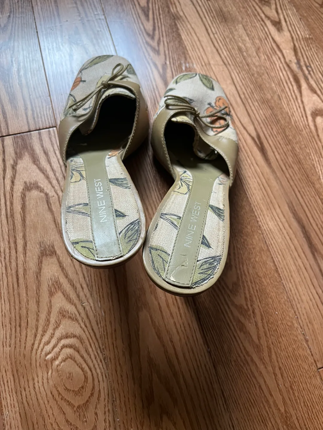 Selling my Aunt’s Vintage and Classic Shoes image indicator(4)