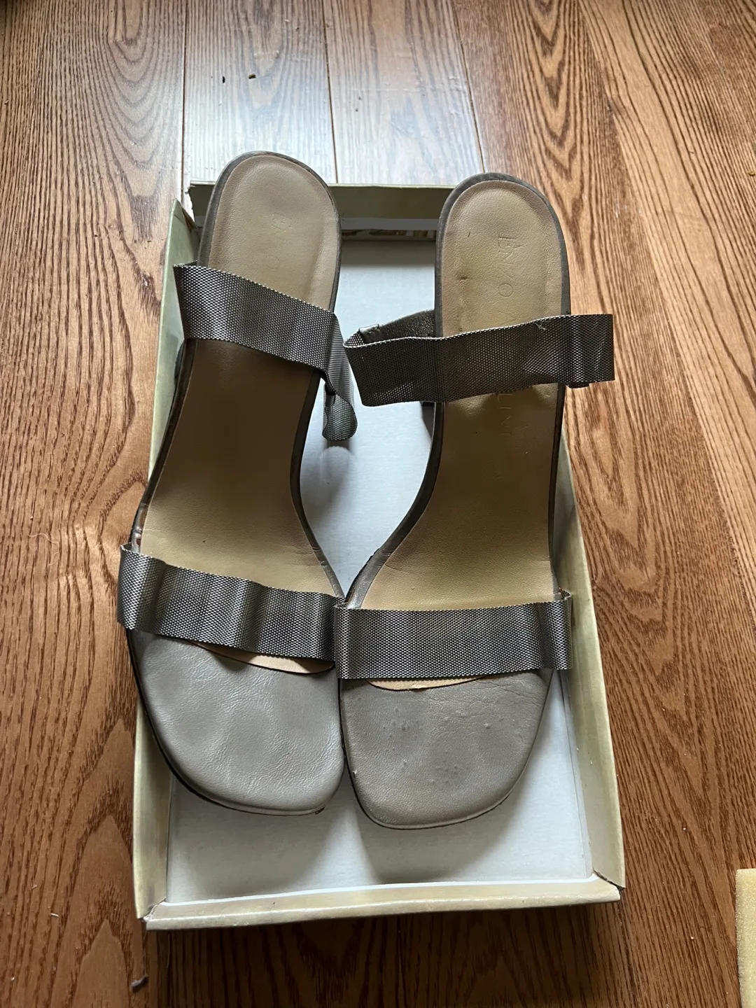 Selling my Aunt’s Vintage and Classic Shoes image indicator(10)