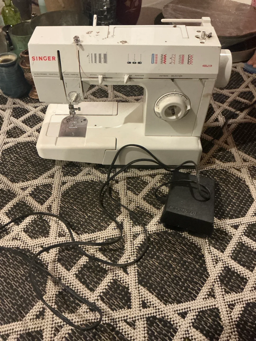 Singer Sewing Machine thumbnail