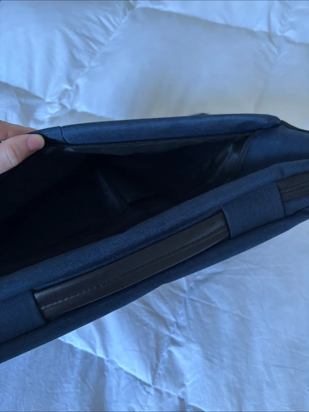 XL 18” KTMOUW Water-Resistant Laptop Case image indicator(5)