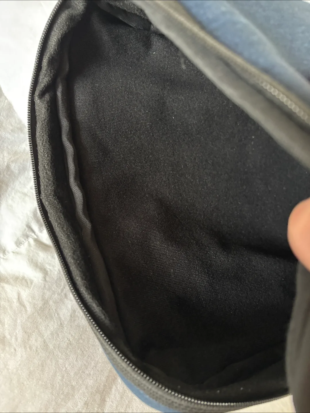 XL 18” KTMOUW Water-Resistant Laptop Case image indicator(9)