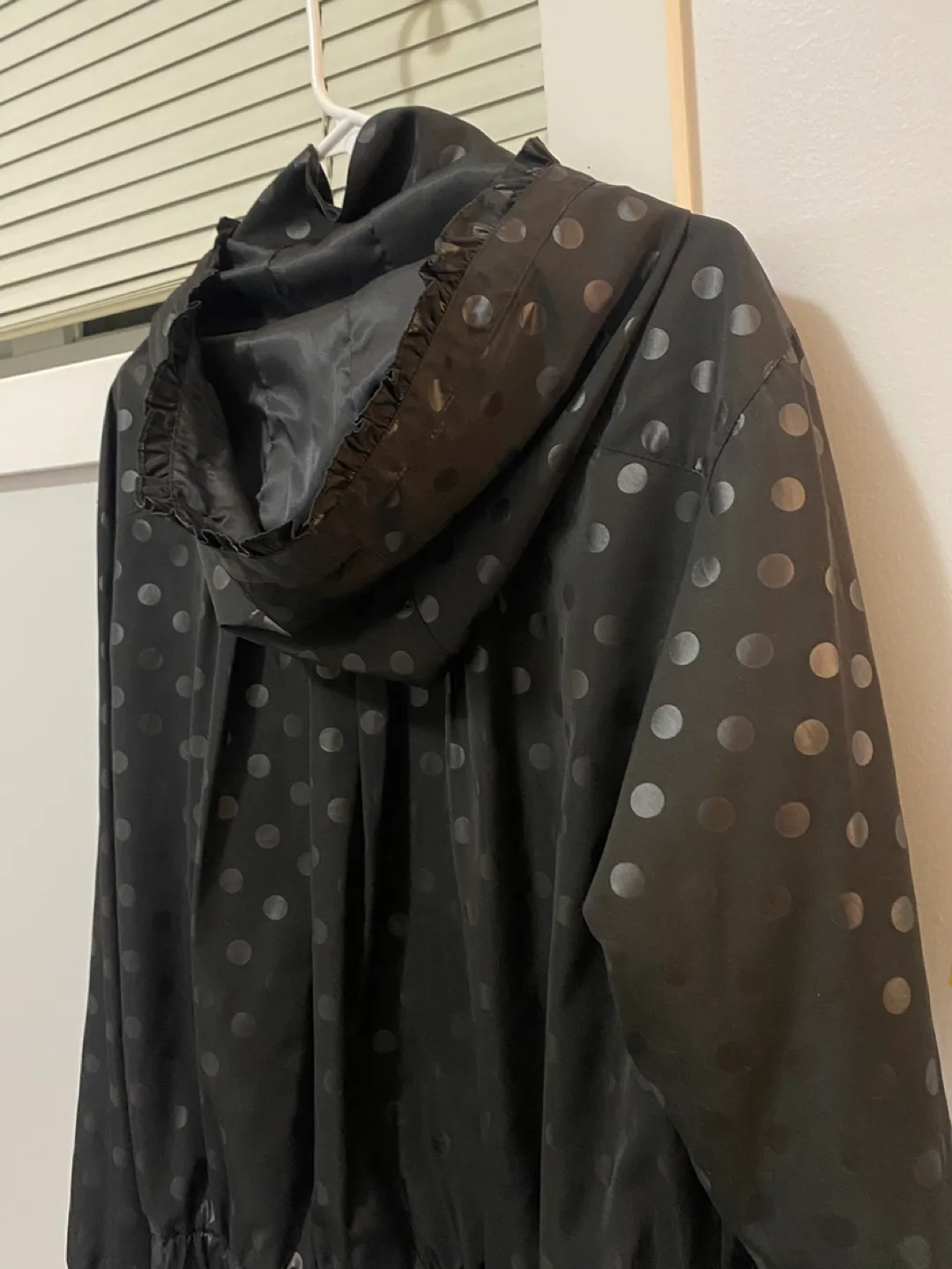 DOT PENDANT FRILL HOODIE WIND JUMPER BLACK_RonRon(Korean brand) image indicator(8)