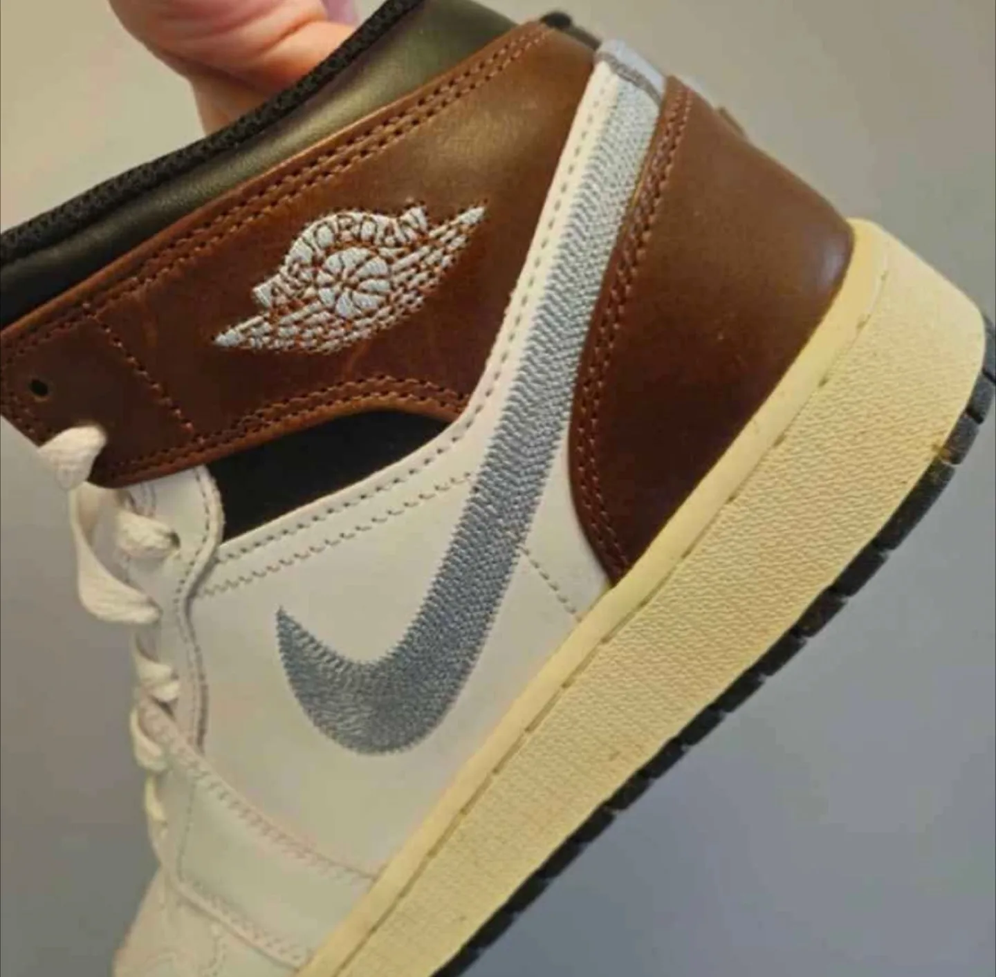 Youth Air Jordan 1 Mid SE thumbnail