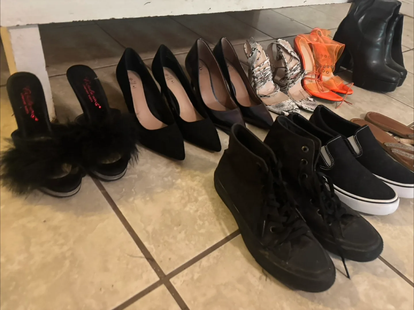 Assorted Women's Shoes image indicator(6)