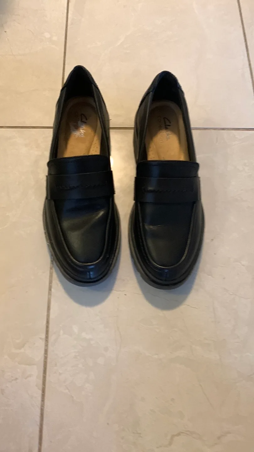Clarks Black Leather Loafers woman’s size 7.5 thumbnail