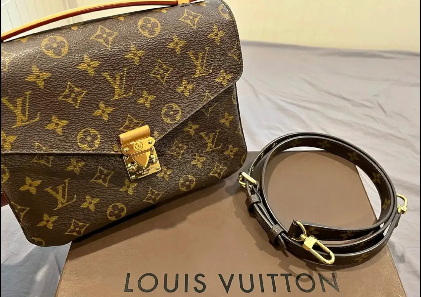 Louis Vuitton Pochette Metis thumbnail