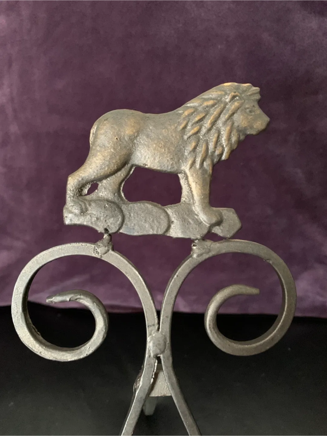Metal Display Stand with Lion Detail image indicator(2)