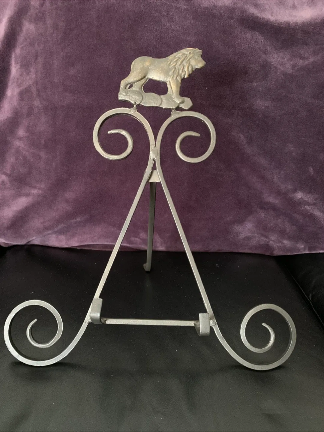 Metal Display Stand with Lion Detail image indicator(4)
