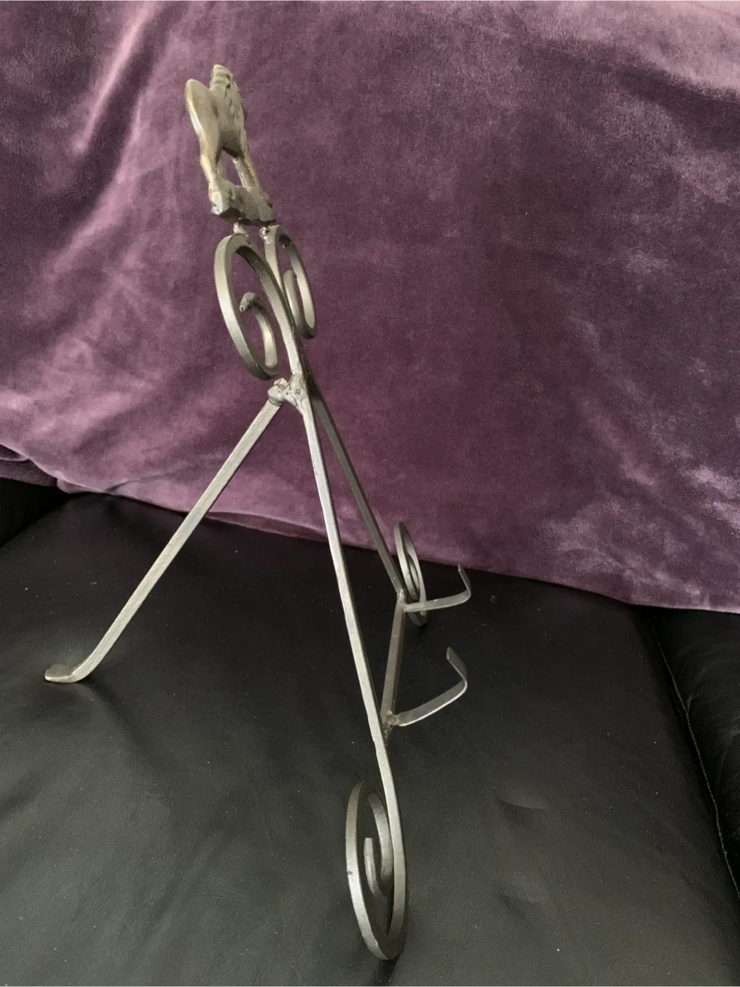 Metal Display Stand with Lion Detail image indicator(3)