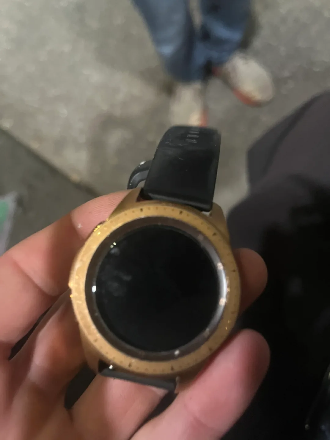 Gold samsung Smartwatch thumbnail