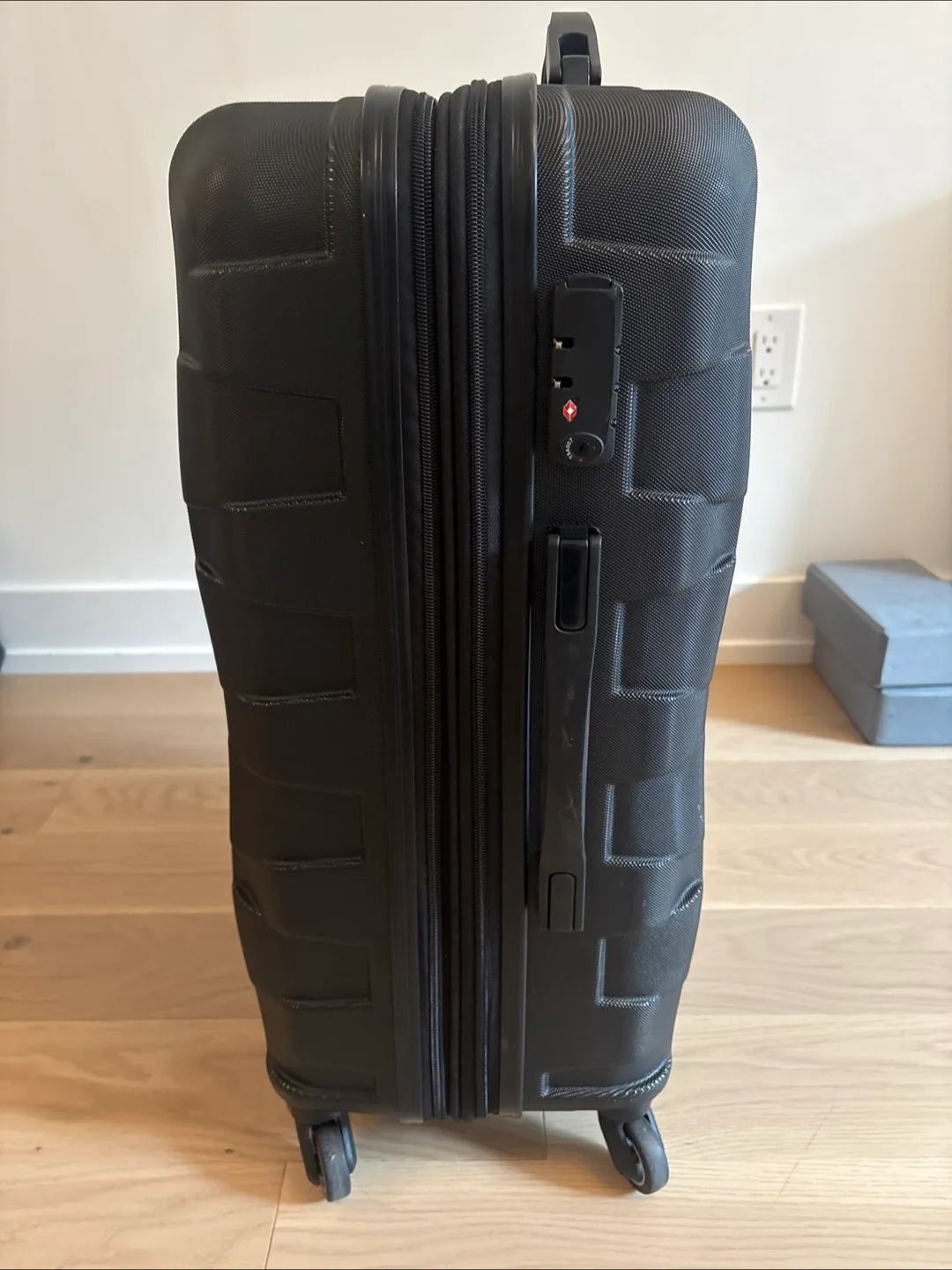 Samsonite Black medium prestige 26 inch expandable spinner image indicator(2)