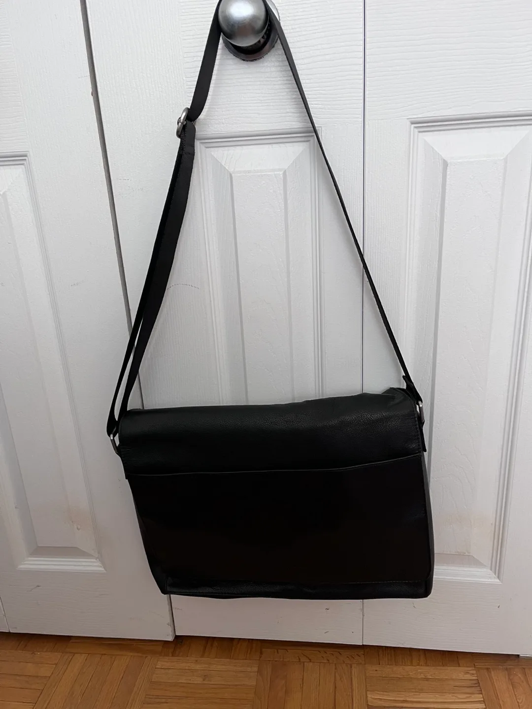 Leather Messenger Bag image indicator(4)