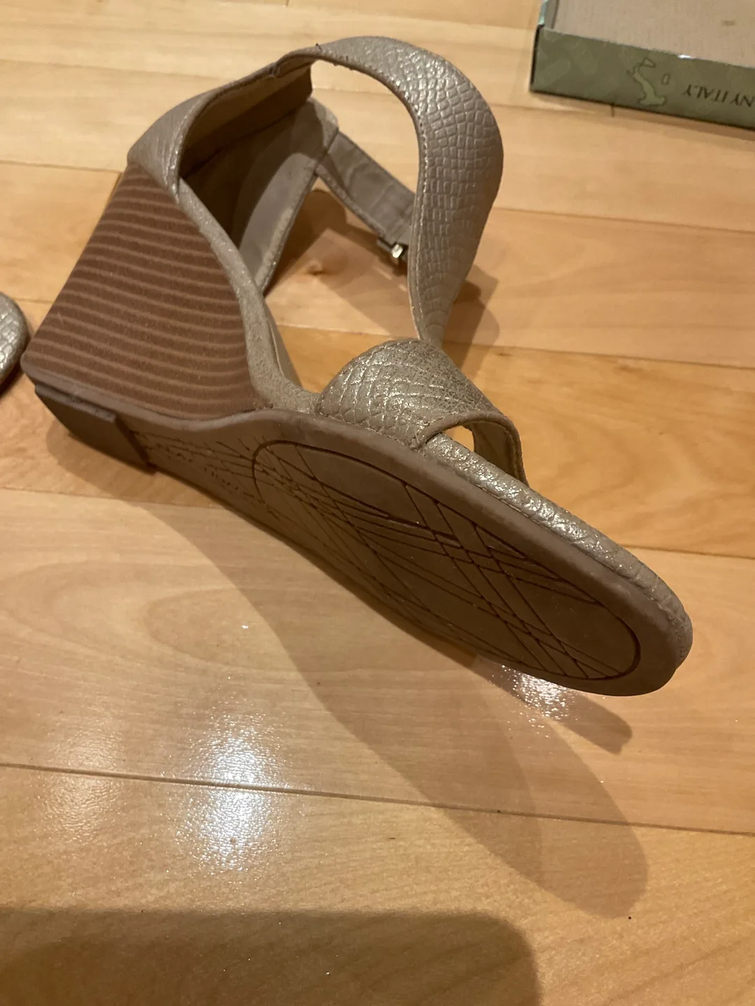 Reaction Kenneth Cole Wedge Sandals - Size 8 image indicator(3)