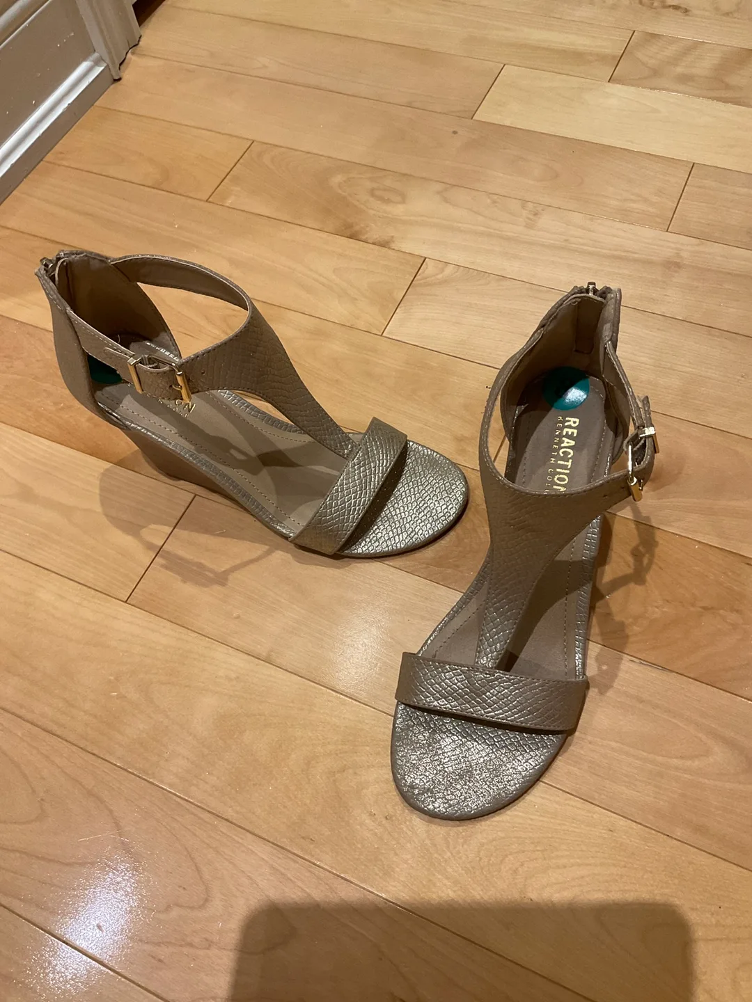 Reaction Kenneth Cole Wedge Sandals - Size 8 image indicator(6)