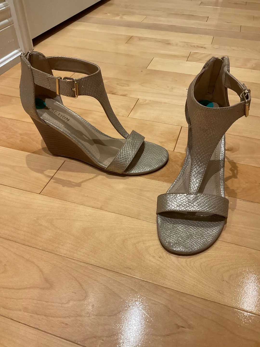 Reaction Kenneth Cole Wedge Sandals - Size 8 image indicator(7)