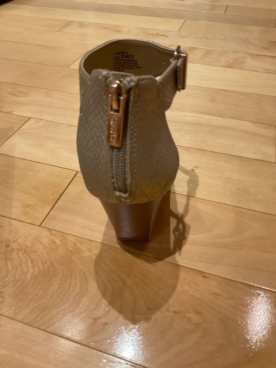 Reaction Kenneth Cole Wedge Sandals - Size 8 image indicator(2)