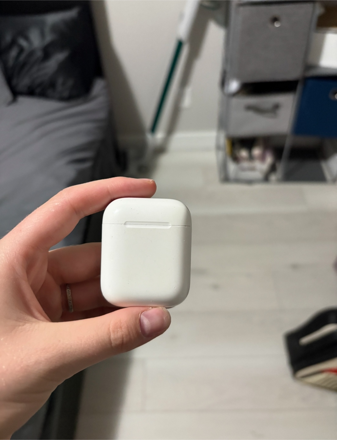 Apple AirPods First Gen + Charging Case - photo 2