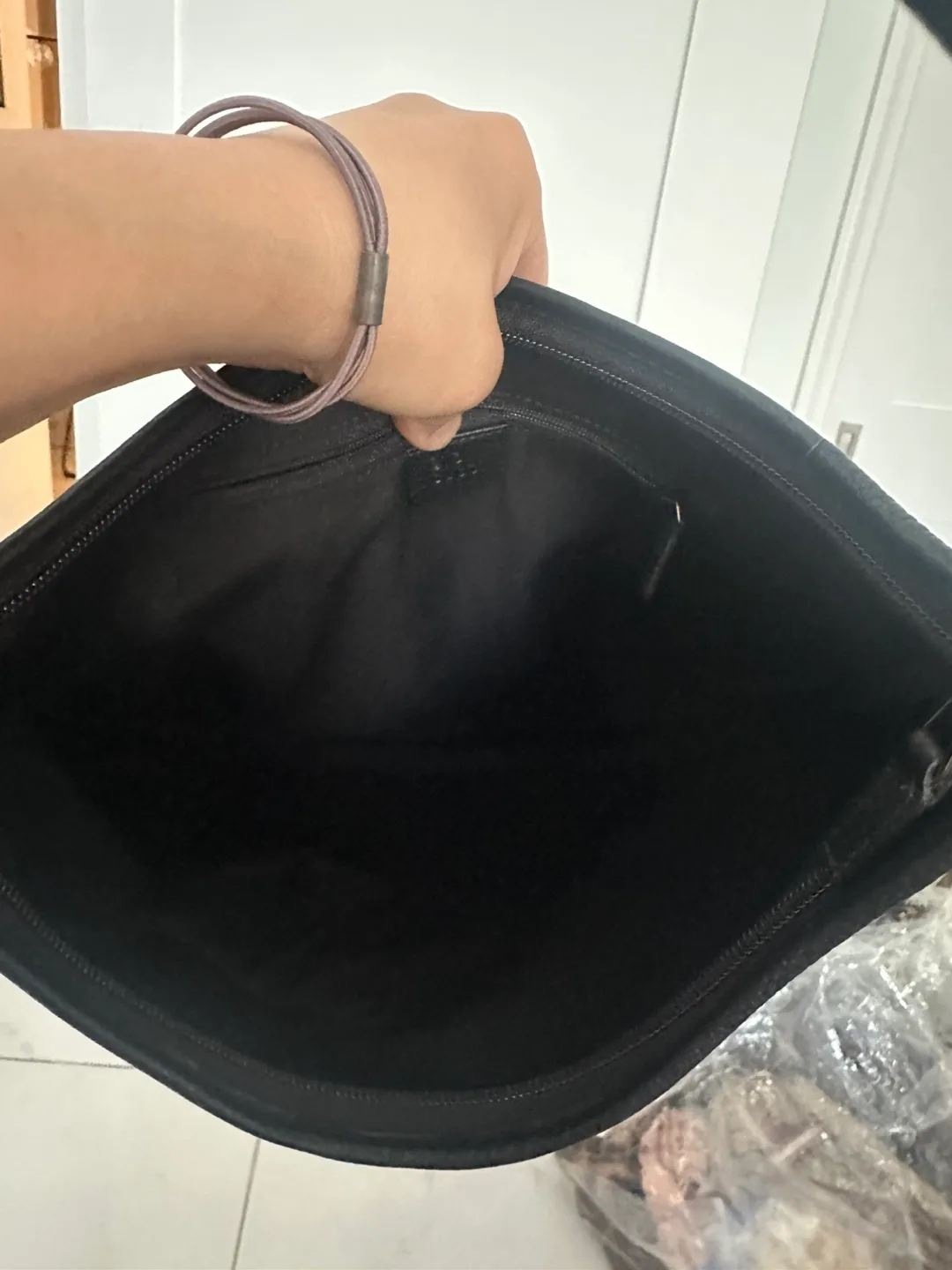 Gucci Black Leather Shoulder Bag image indicator(4)