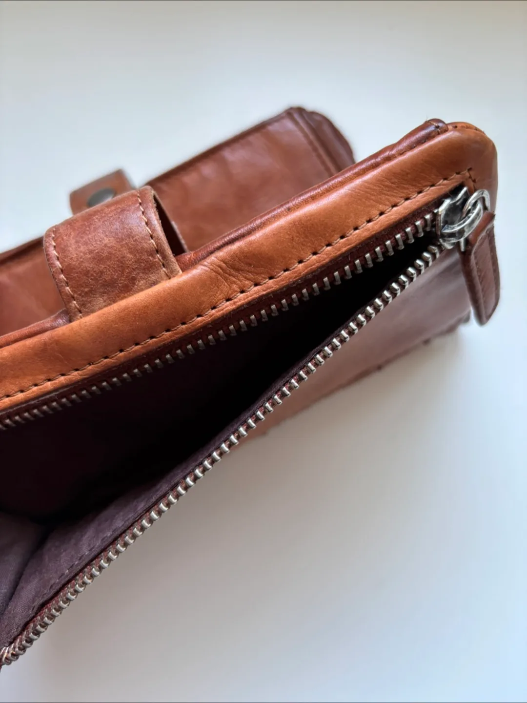 Vilenca Holland Brown Leather Wallet image indicator(10)