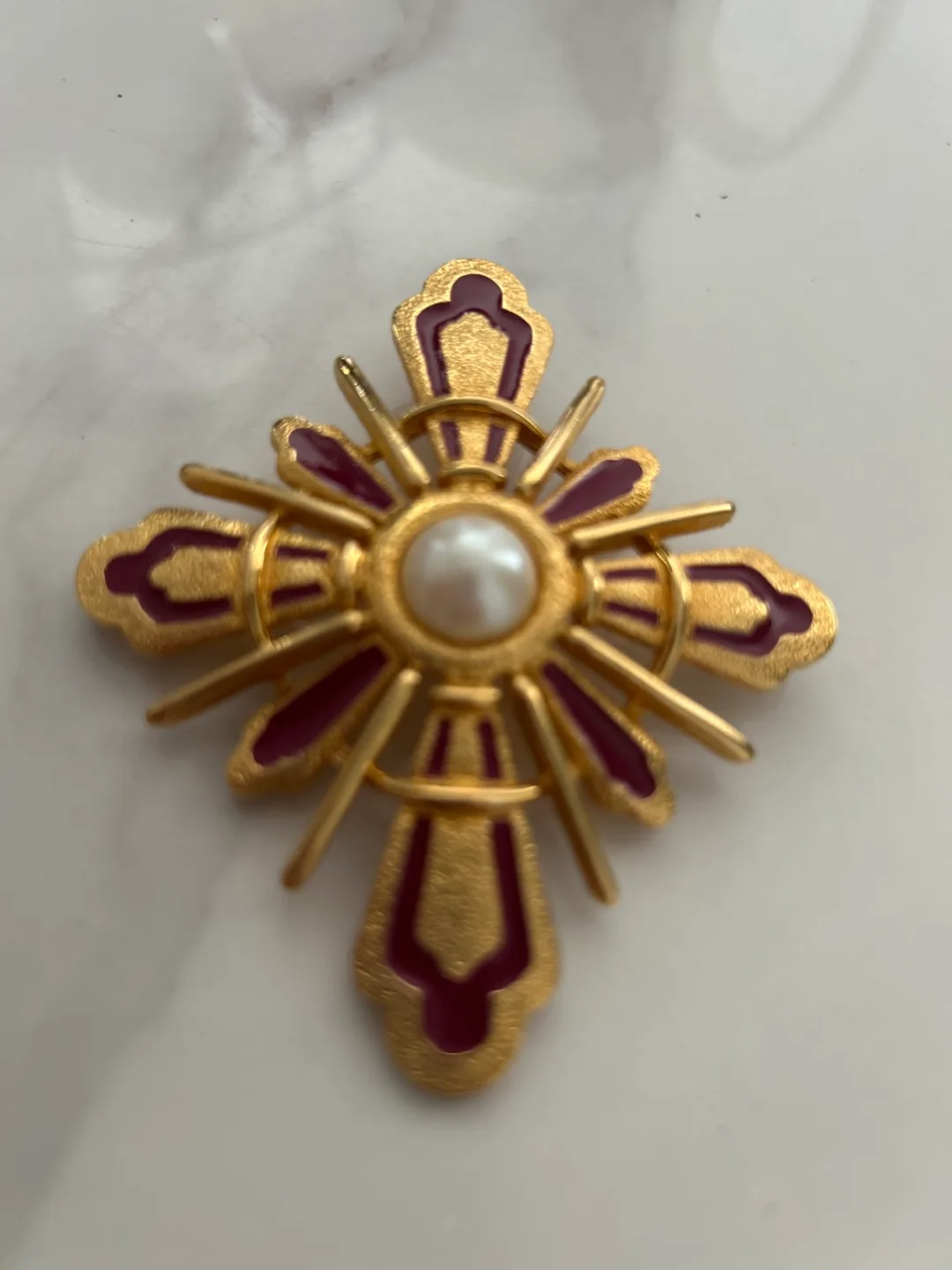 Vintage Gold Tone Brooch thumbnail