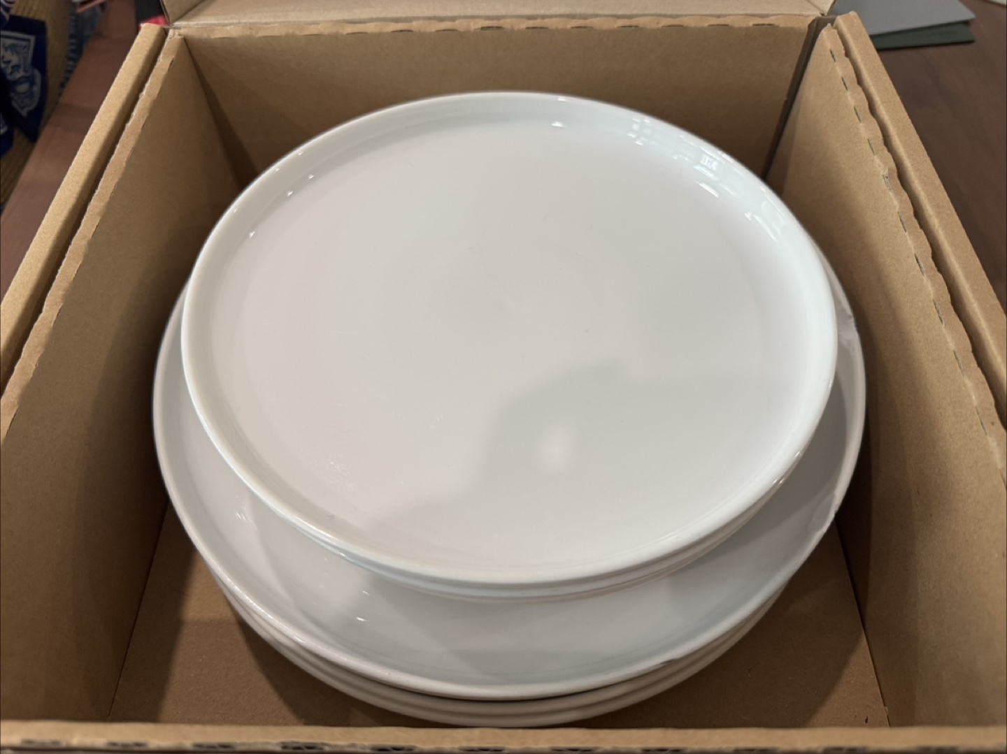 4L & 3S Porcelain dinner plates with some chips - photo 2