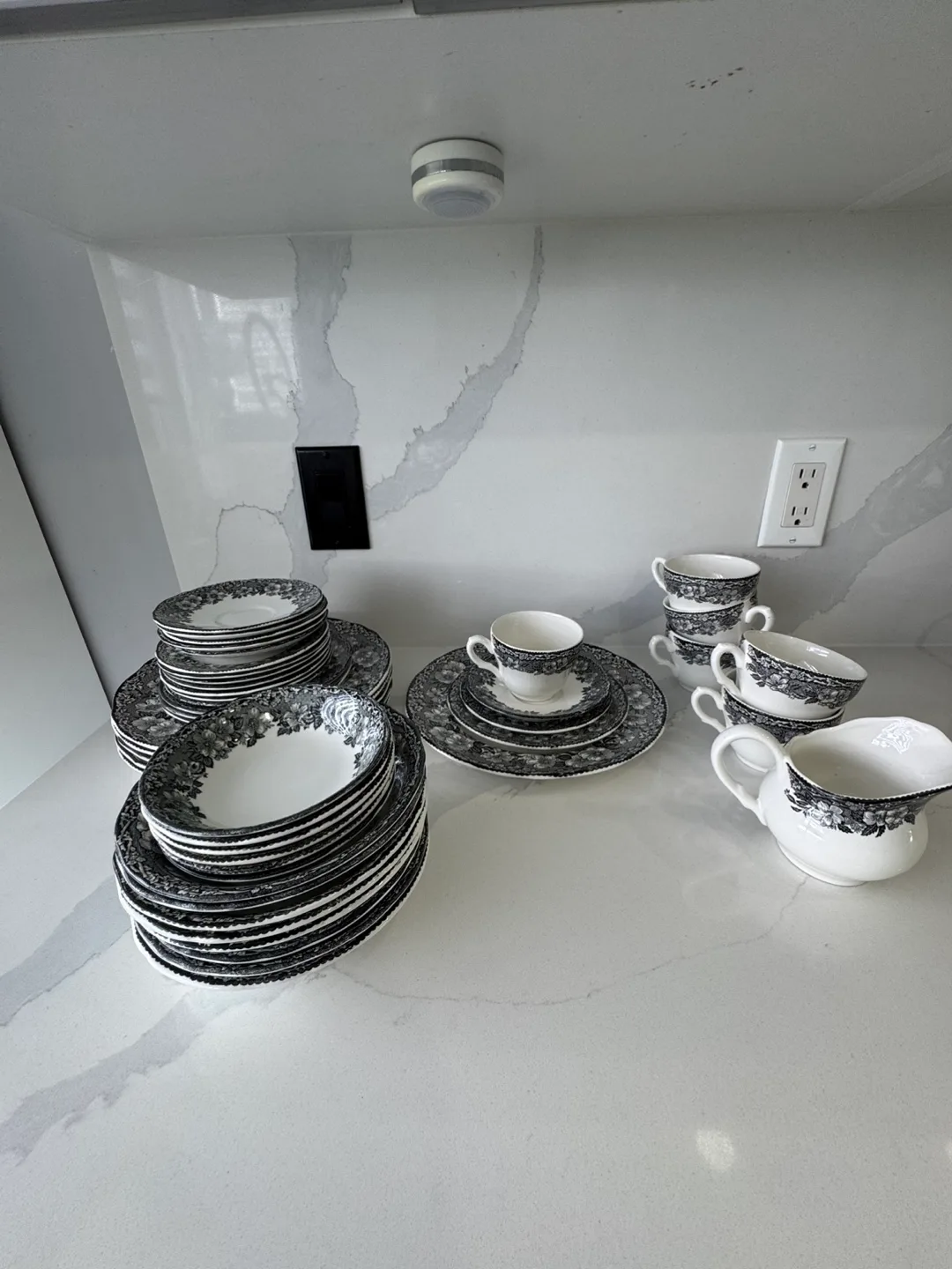 Enoch Wedgwood Tunstall Ltd. "Malverne" Set image indicator(5)