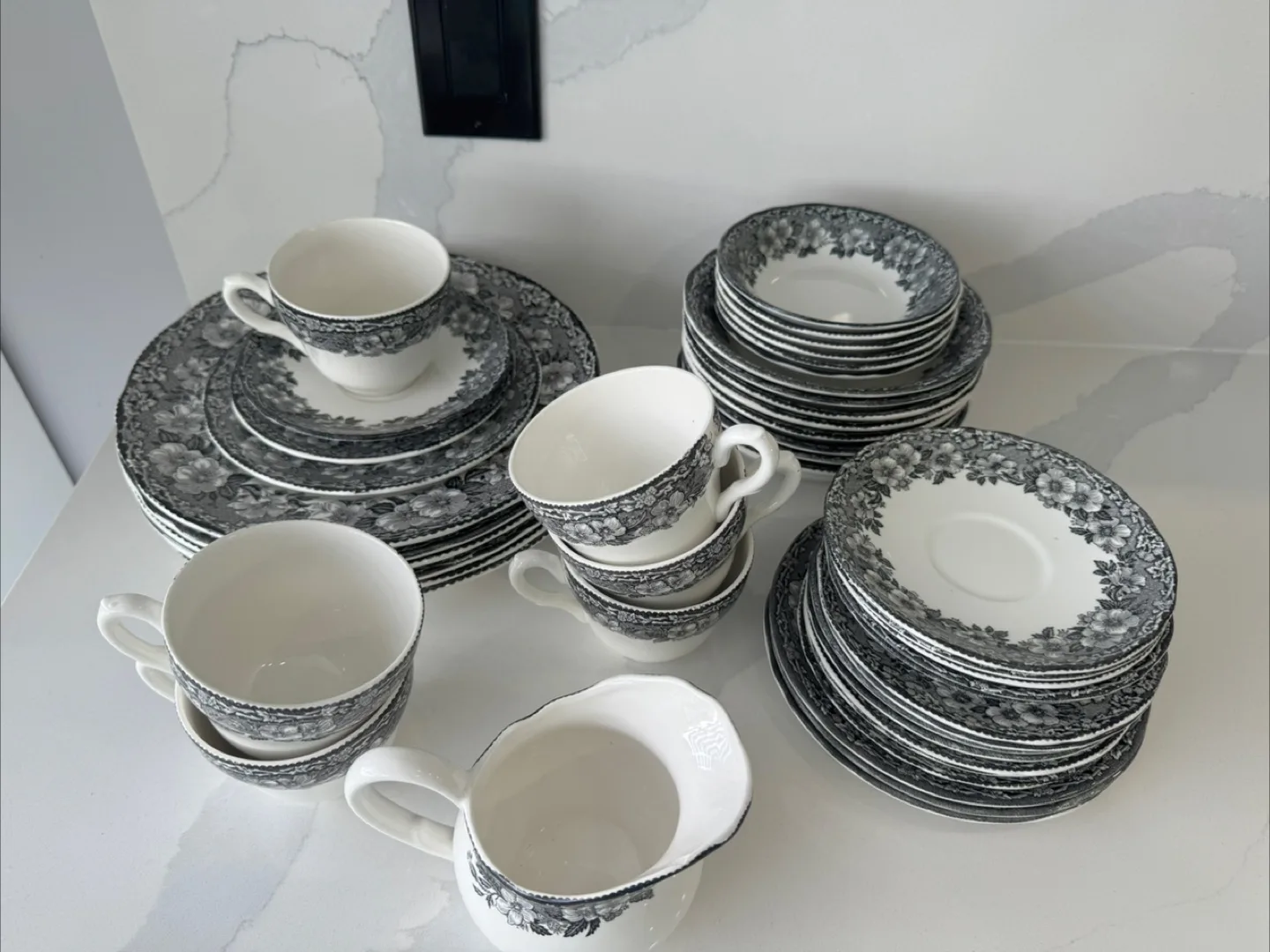 Enoch Wedgwood Tunstall Ltd. "Malverne" Set image indicator(8)