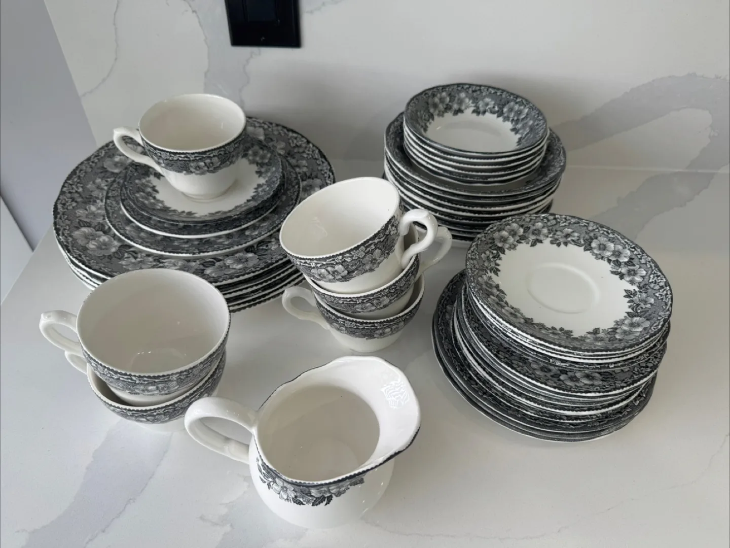 Enoch Wedgwood Tunstall Ltd. "Malverne" Set image indicator(9)