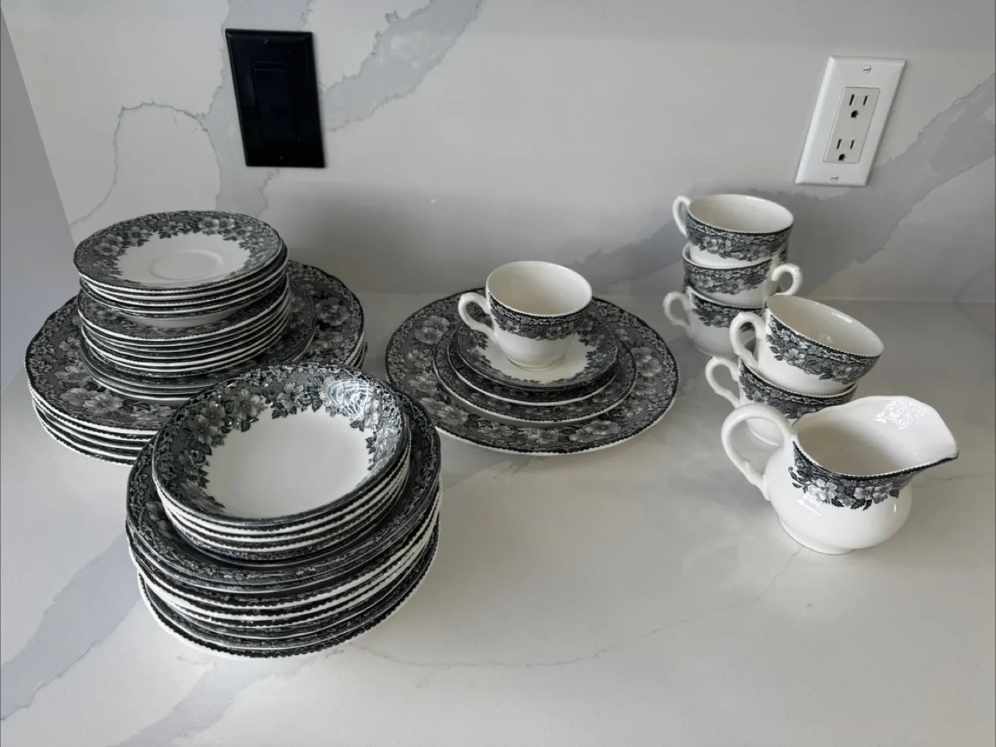 Enoch Wedgwood Tunstall Ltd. "Malverne" Set image indicator(7)