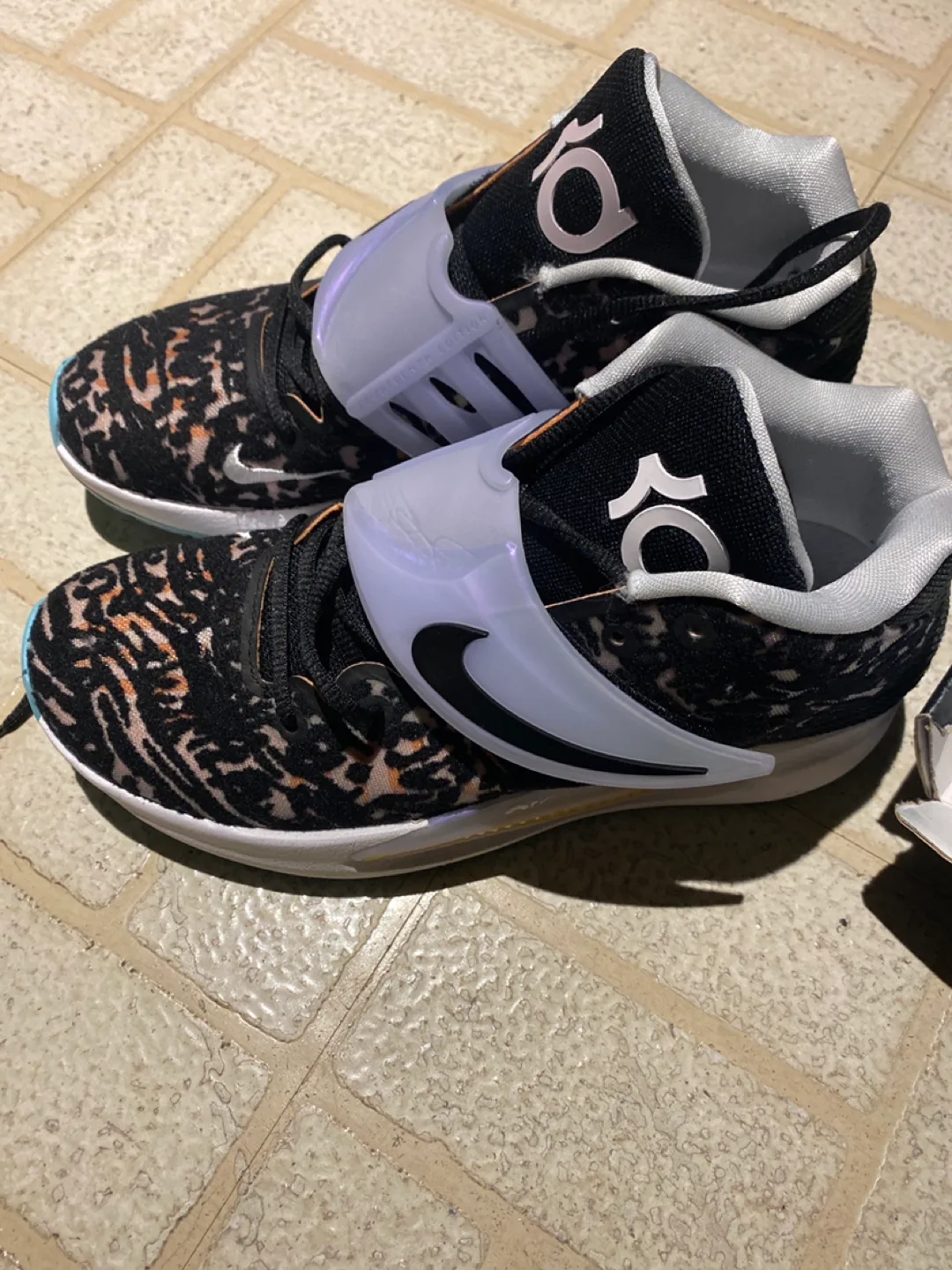 Nike KD14 Black/White/Melon Tint, Size 8.5 image indicator(2)