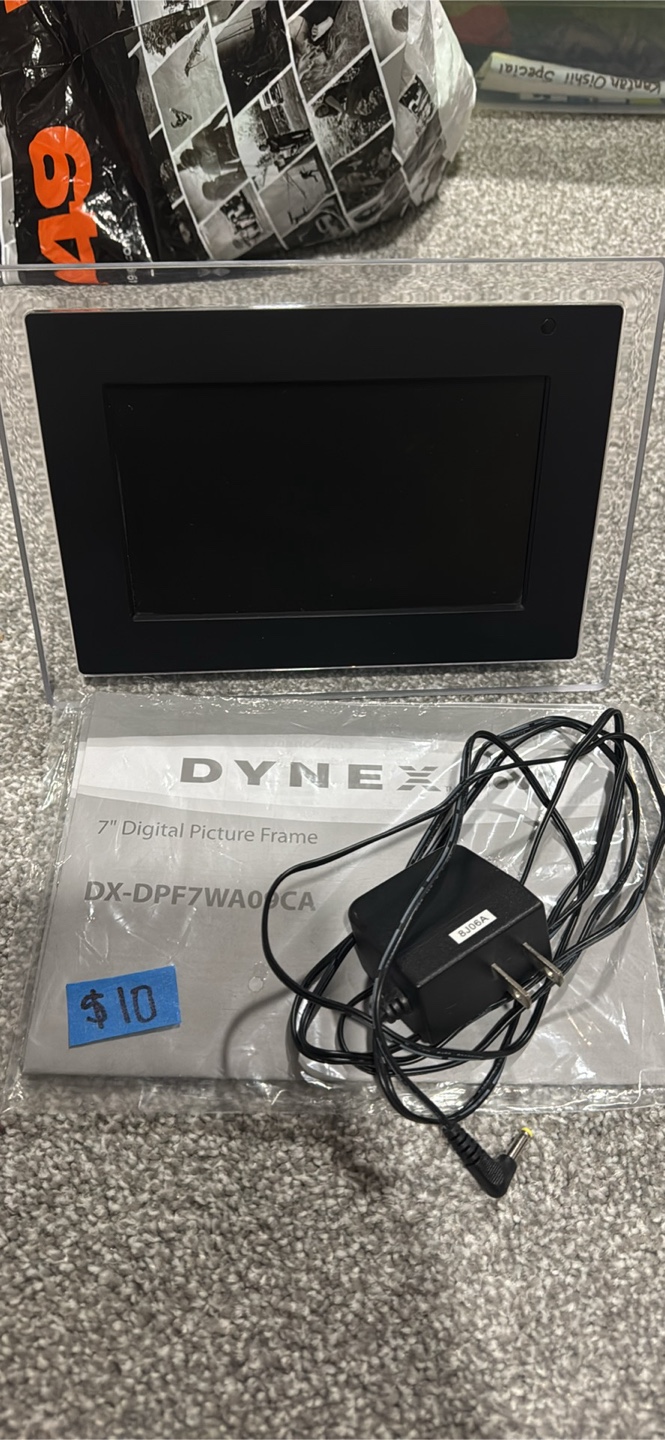 DYNEX 7" Digital Picture Frame DX-DPF7WA09CA