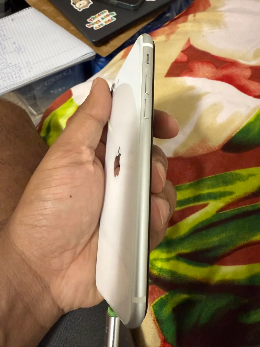 Apple iPhone SE (2nd Gen) - White 64GB image indicator(2)