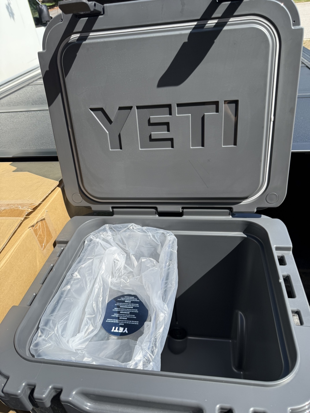 YETI Roadie 48 Wheeled Cooler - Charcoal - New in Box - photo 2