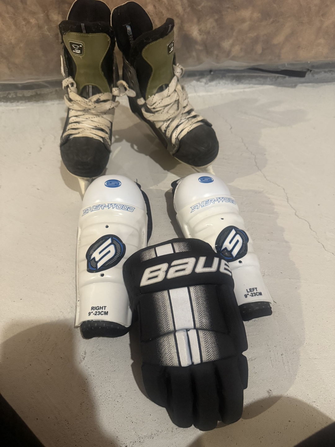 Hockey Gear: Sherwood Shin Guards, Bauer Gloves - photo 4