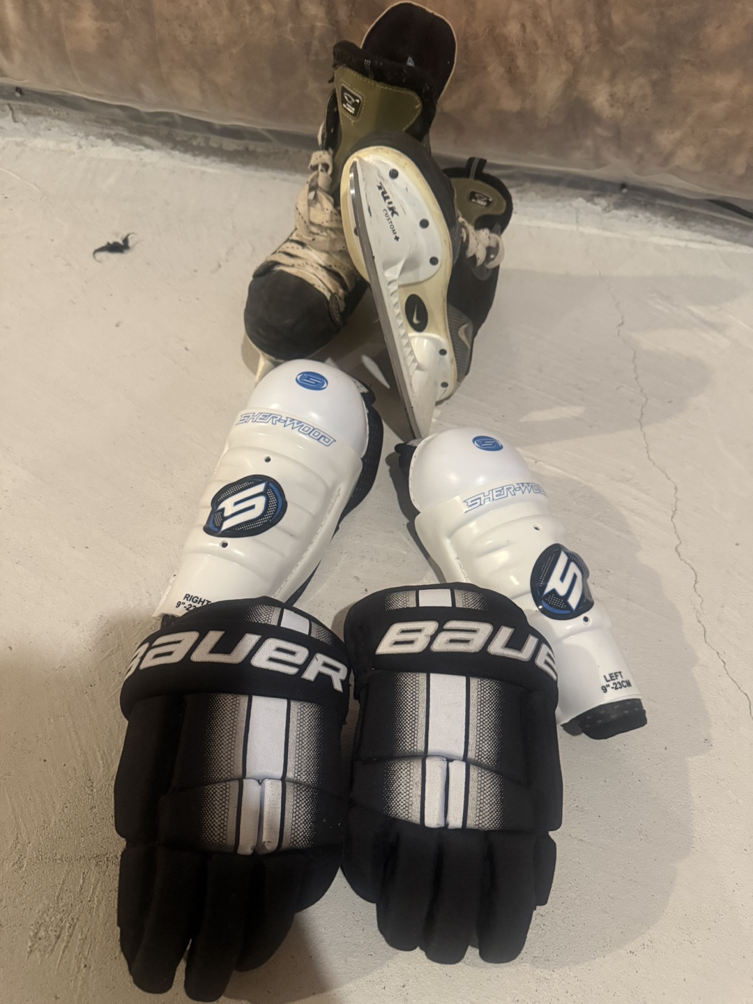 Hockey Gear: Sherwood Shin Guards, Bauer Gloves - photo 3