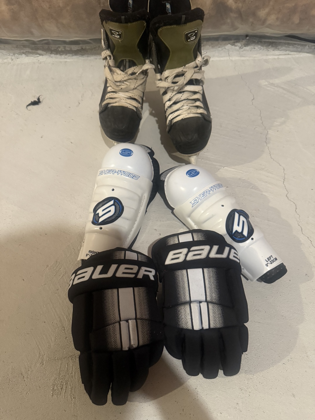 Hockey Gear: Sherwood Shin Guards, Bauer Gloves - photo 2