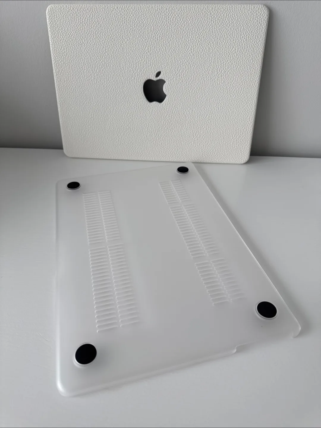 Apple MacBook Air Case - White pebbled leather design image indicator(2)