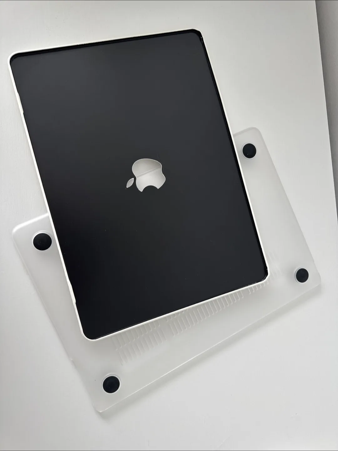 Apple MacBook Air Case - White pebbled leather design image indicator(3)