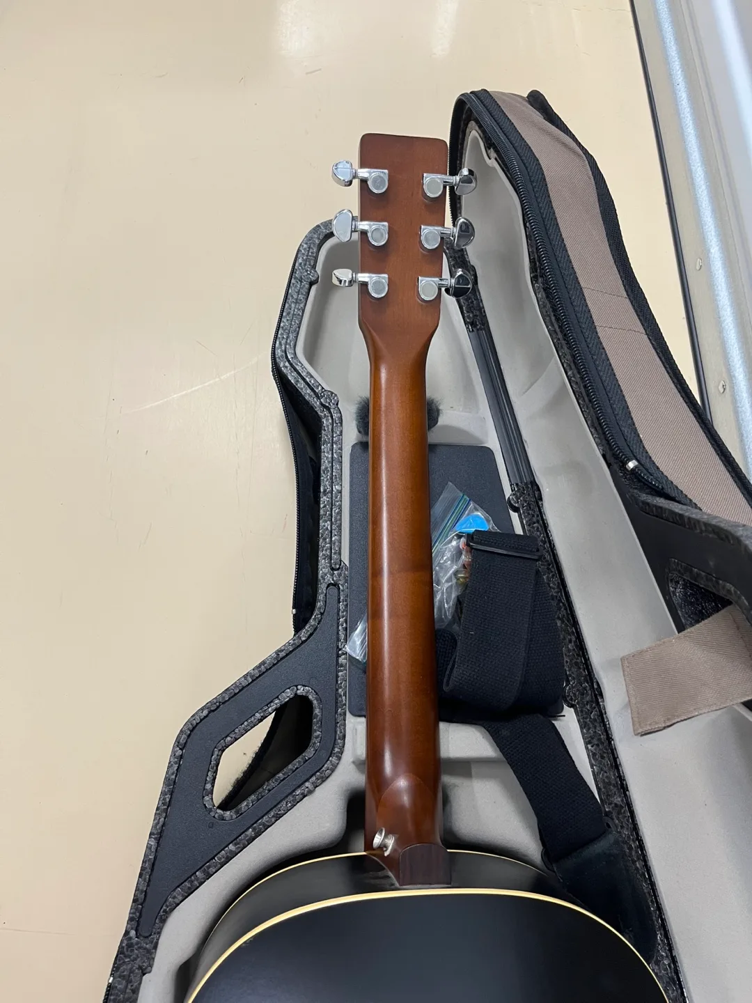 Simon & Patrick Songsmith Folk Black Guitar with Travel Case image indicator(4)